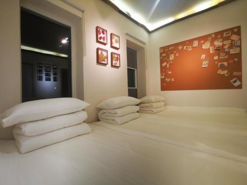 密云北京此时此刻民宿的一间设有一堆白色枕头和窗户的房间