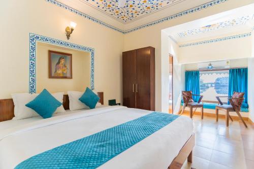 乌代浦Natural Lake View Hotel的一间卧室配有一张蓝色调的大床
