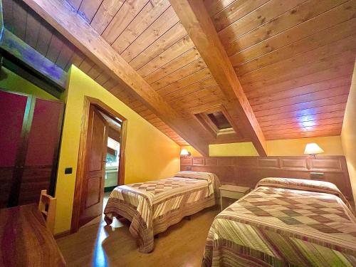 贝纳斯克索拉纳霍坦萨酒店的客房设有两张床和木制天花板。