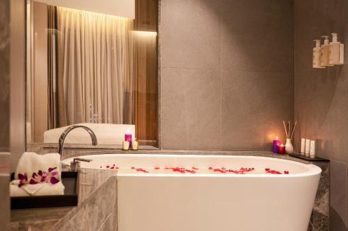 布巴内什瓦尔LYFE HOTEL的带浴缸和盥洗盆的浴室