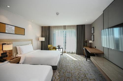 布巴内什瓦尔LYFE HOTEL的酒店客房配有两张床和一张书桌