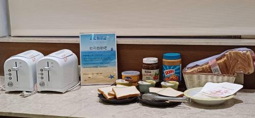 基隆蔚蓝海景旅店的一个带食品台面和烤面包机的柜台