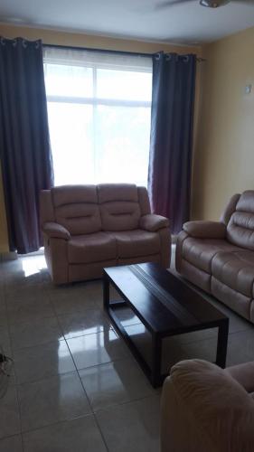蒙巴萨Nyali cozy home的带沙发和咖啡桌的客厅