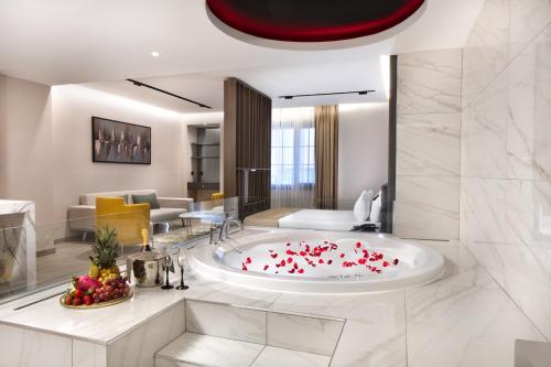 伊斯坦布尔Nish Palace Beşiktaş的一间装满红色心的浴缸的浴室