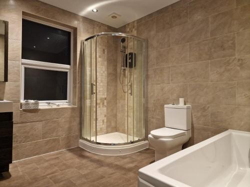 利物浦ArklesFCLiverpool的带淋浴、卫生间和浴缸的浴室
