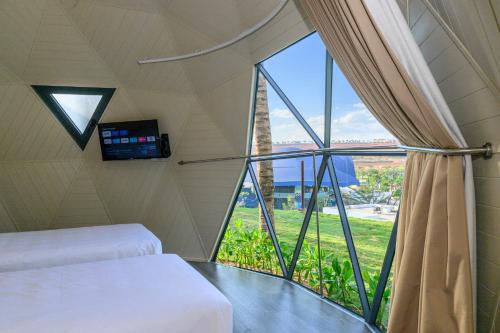 潘切Wonderland Resort Phan Thiet的客房设有床和大窗户。