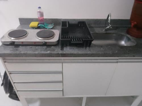 瓜鲁柳斯Studio Gru的厨房柜台配有炉灶和水槽