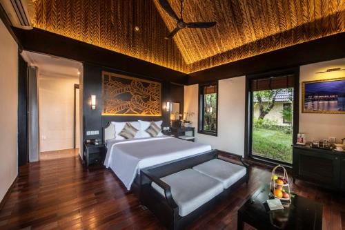 芽庄Hon Tam Resort的一间卧室配有一张大床和一张沙发