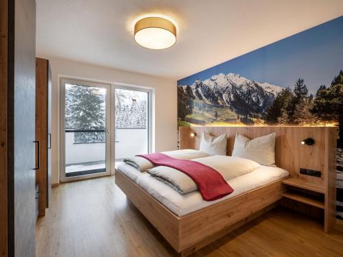 菲根贝格Ferienwohnung Klocker的卧室配有一张挂有山壁画的床。