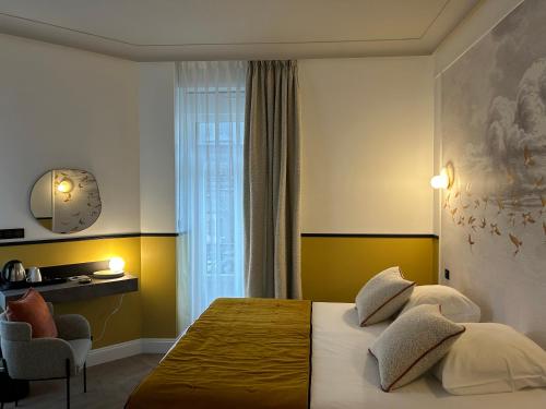勒蒙多尔Le Grand Hôtel Mont Dore的酒店客房设有床和窗户。