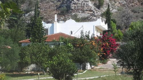 卡洛吉亚Villa Dunes 350m from the sandy beach的一座白房子,后面有山