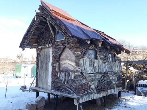 TalasGezginlerin Evi的木头屋,屋顶生锈