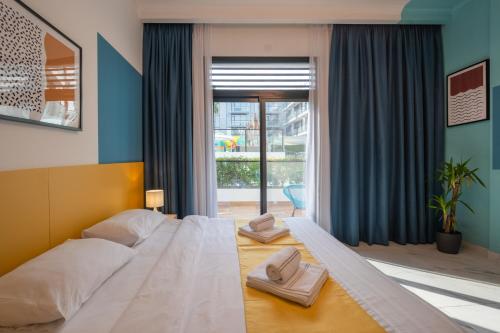 迪拜izzzilife Mint的一间卧室配有一张床,上面有两条毛巾