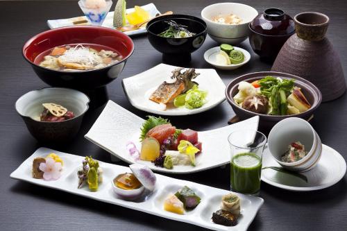 Yumoto奥日光森のホテル的餐桌,盘子上放着食物和碗