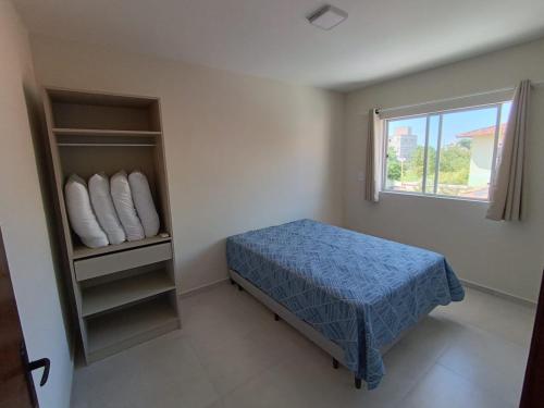 邦比尼亚斯Residencial Brisa do Mar 2的一间小卧室,配有床和窗户