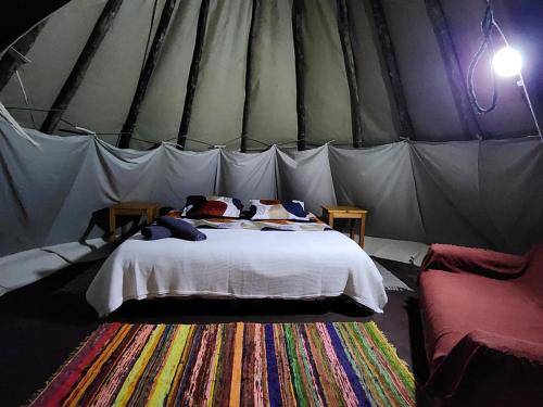StormsriviermondTsitsikamma Wolf Sanctuary ECO Cabins & Teepees的帐篷内一间卧室,配有一张床
