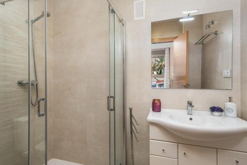 卡尔佩Apartamento Melior 2C - PlusHolidays的一间带水槽和淋浴的浴室