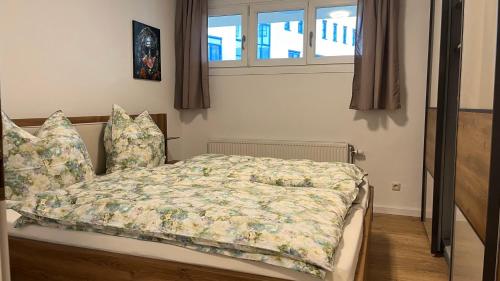 莱比锡Moderne Wohnung 2的卧室内的一张带被子和枕头的床