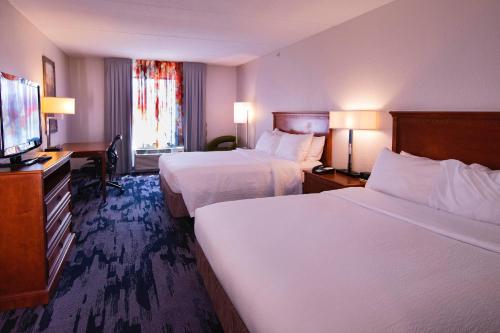 瓦尔多斯塔瓦尔多斯塔万豪费尔菲尔德客栈&套房的酒店客房设有两张床和一台平面电视。