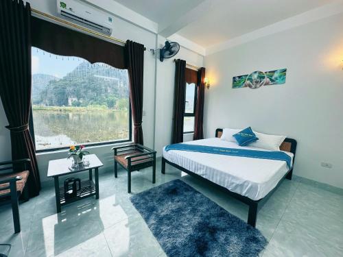 Nguyên NgoạiNice homestay in Ninh Binh的一间卧室设有一张床和一个大窗户