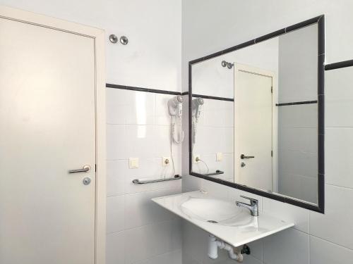 瓦伦西亚Flats Friends Torres Quart的白色的浴室设有水槽和镜子