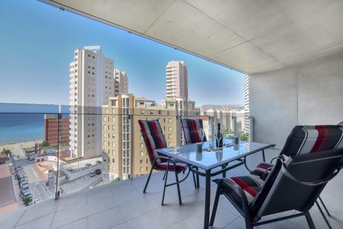 卡尔佩Apartamento Mirador - PlusHolidays的美景阳台配有桌椅