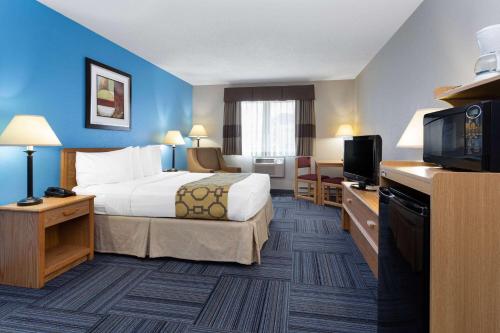 Marinette马里内特贝蒙特旅馆套房酒店的配有一张床和一台平面电视的酒店客房