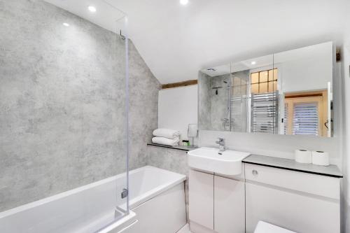 罗伯茨布里奇Perfectly Presented Cottage Pass the Keys的白色的浴室设有水槽和淋浴。