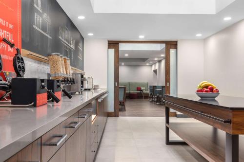 多伦多Hampton Inn & Suites by Hilton Toronto Downtown的厨房配有带一碗水果的柜台