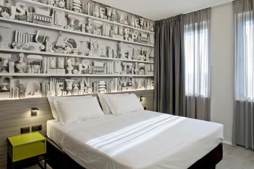 乌迪内弗瑞乌里酒店的卧室配有白色的床和板墙