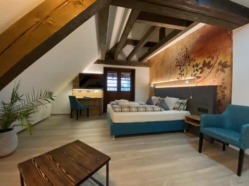黑林山区邦多夫Schwarzwaldhof Nicklas的卧室配有一张床和一张桌子及椅子