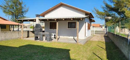 Balneário Gaivotascasa Jardim ultramar 100mts do mar的一座带围栏的白色小房子