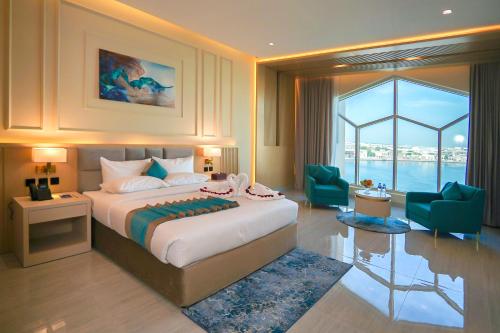 迪拜Concorde Creek View Hotel Bur Dubai的一间卧室设有一张大床和一个大窗户
