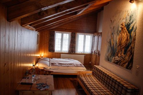 阿德尔博登Pension Sonne的卧室配有一张床,墙上挂有绘画作品