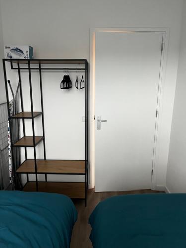 莱顿Da Costa 12B的卧室设有白色门和蓝色的床