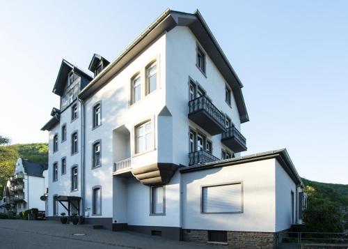 巴特贝特里希Haus Alleegarten的白色的建筑,有黑色的屋顶