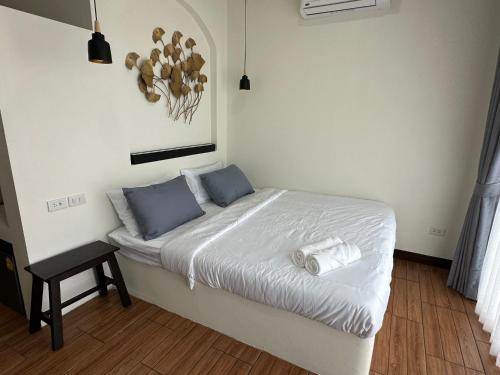 Tha SalaChansi Beachresort的一间卧室配有一张床,上面有两条毛巾