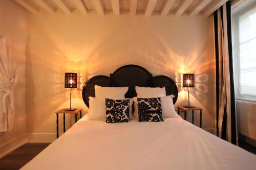 沙罗勒贝约汀庄园旅馆的一间卧室配有一张带两盏灯的大型白色床。