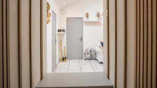 特鲁瓦Smart Confort 14 - Appartement confort et stylé的走廊通往带