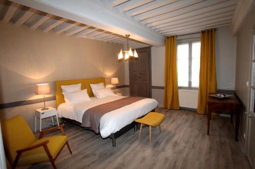 沙罗勒贝约汀庄园旅馆的一间卧室配有一张大床和黄色椅子