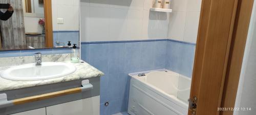 莫切Apartamento Luminoso el Morche的浴室配有盥洗盆和浴缸。