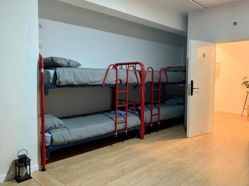 马德里Boga Hostel的一间客房内配有两张双层床的房间