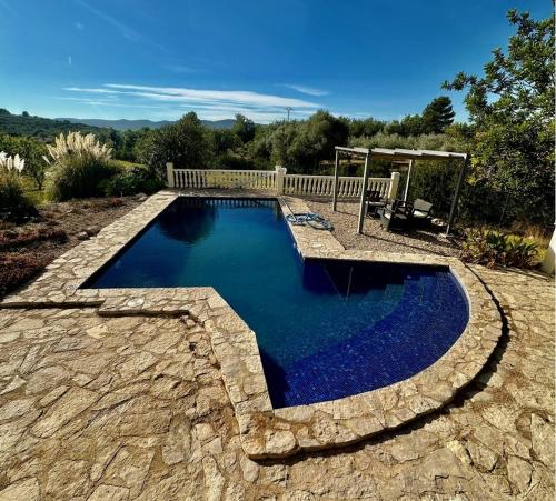 CáligCasa Rural Girasoles Calig Ref 046的庭院里的一个蓝色海水游泳池