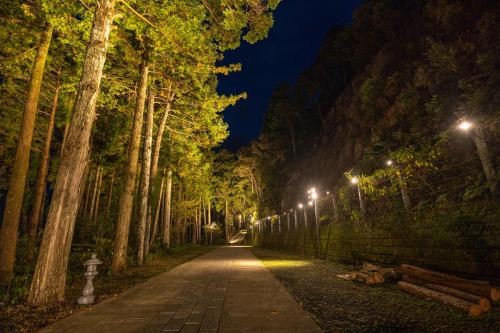 Shimosato宿坊 大泰寺 Temple Hotel Daitai-ji的一条晚上树木林立的街道