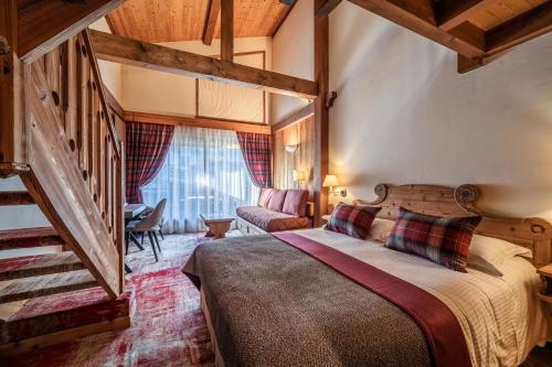 莫尔济讷萨莫亚德酒店的一间卧室配有一张床,房间设有楼梯