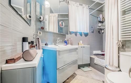 滨海阿雷尼斯Beautiful Home In Arenys De Mar With Wi-fi的蓝色和白色的浴室设有水槽和卫生间