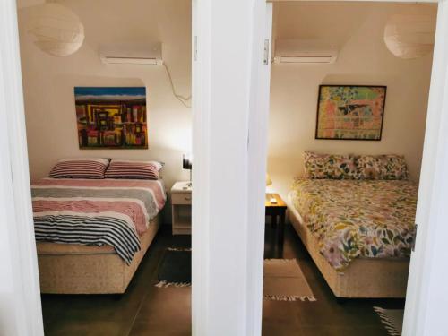 DavidTwin House #1的一间卧室配有两张床和一张桌子