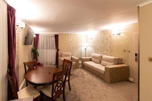 波亚纳布拉索夫Torres Poiana的客厅配有沙发和桌子
