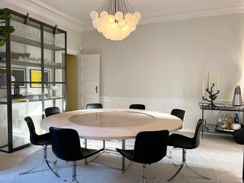 哥本哈根Luxury 'Kings Garden View' 260m2 Prime Located Flat的一间带桌椅的用餐室
