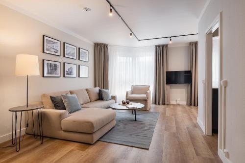 柏林阿姆勃兰登堡门公寓的客厅配有沙发和椅子